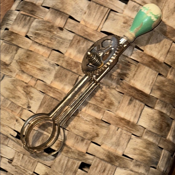 Vintage Handheld Egg Beater with Green Handle - Picture 3 of 6